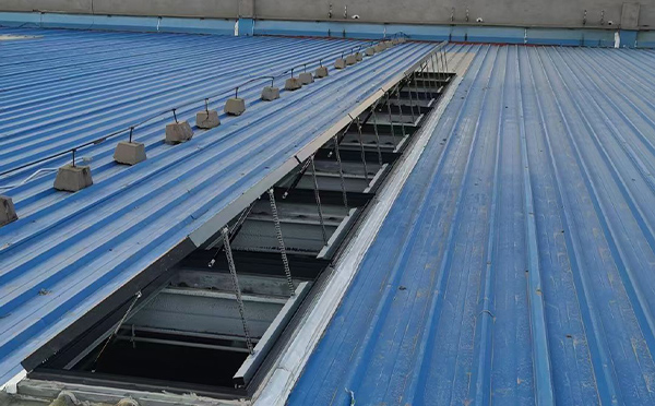 某城市大型商业综合体中庭丹凤排烟窗工程