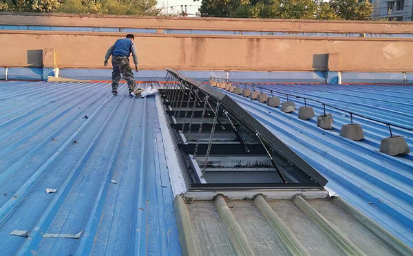 某区域性物流仓储中心丹凤排烟窗系统安装项目